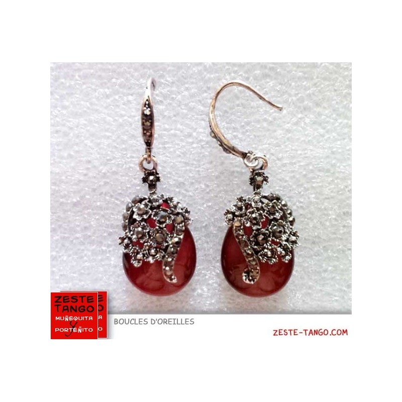 Boucle d'oreille rouge pour le tango. Style rétro, perle oeil de chat forme poire, strass, vieil argent