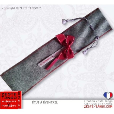 Étui éventail réalisé en feutrine grise et fil rouge assorti au noeud décoratif