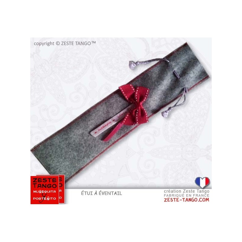 Étui éventail réalisé en feutrine grise et fil rouge assorti au noeud décoratif