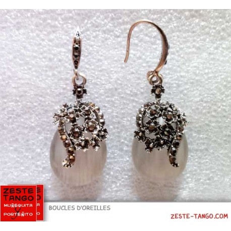 Pendentif d'oreille blanc, style rétro, forme poire. Perle oeil de chat,monture argent vieilli et strass
