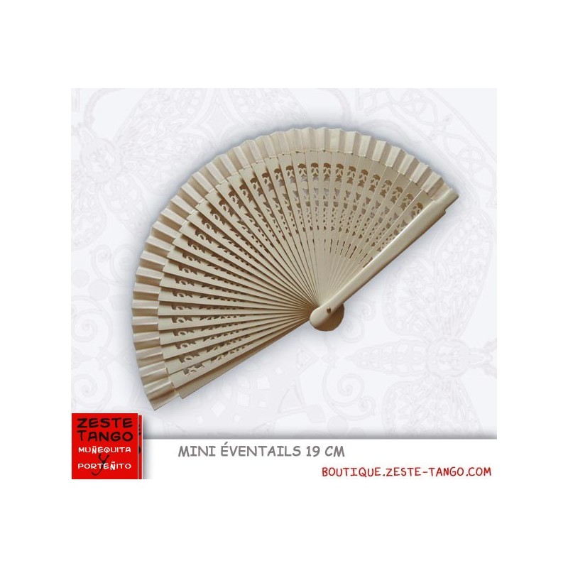 Éventail décor ajouré. 19 cm - ivoire. bois